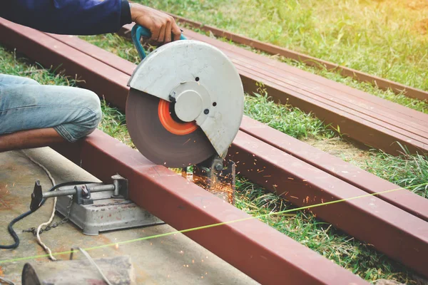 Dostum, iş el çelik kesici makine tutarak kapatmak