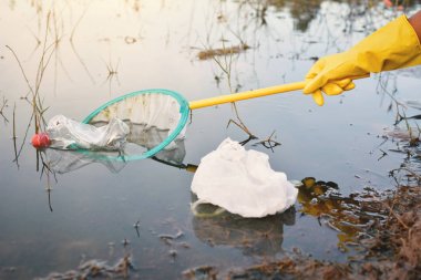 Çocuk el sarı eldiven boş şişe plastik malzeme çekme