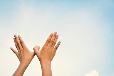 Eller gökyüzü arka plan üzerinde uçan kuş şeklinde 