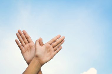 Eller gökyüzü arka plan üzerinde uçan kuş şeklinde 