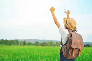 Mutlu kız sırt çantasında yeşil alan 