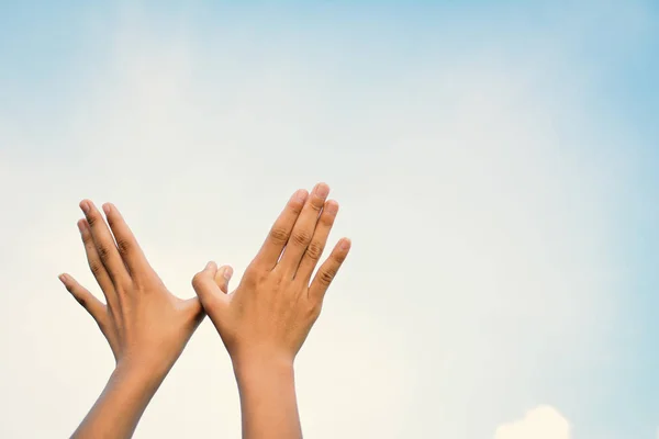 Hände geformten Vogel fliegen auf Himmel Hintergrund — Stockfoto