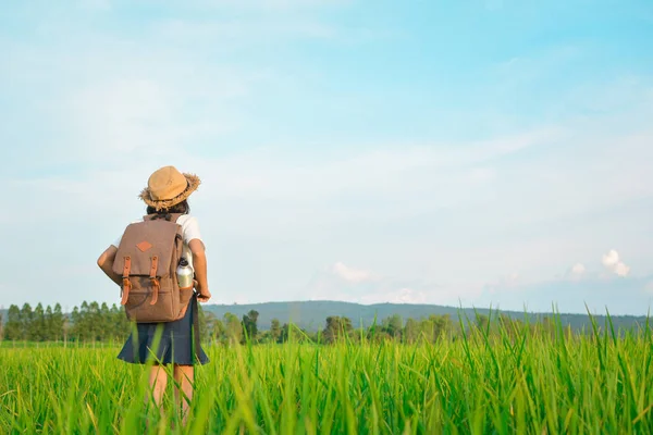Счастливая девушка рюкзак в зеленом поле — стоковое фото