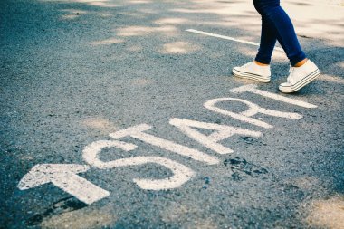 Başlangıç kelime yol konsepti üzerinde olan kadınların ayakları devam et 