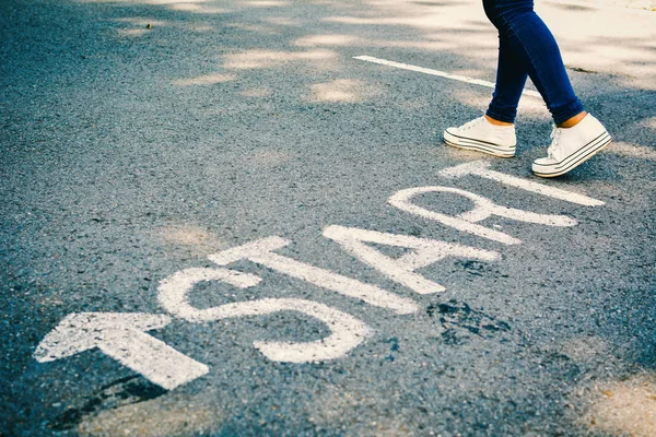 Frauen mit Startwort zum Verkehrskonzept machen weiter — Stockfoto