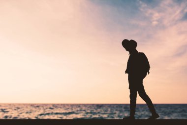 Siluet bir kız backpacker sahilde 