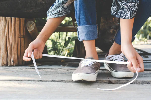 Manos atando cordones de zapatos en los zapatos — Foto de Stock