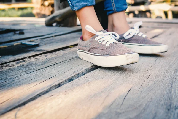 Schuhe aus nächster Nähe auf Holzboden — Stockfoto