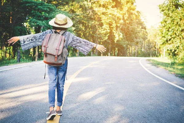 Mutlu Asyalı kız sırt çantası içinde belgili tanımlık yol 