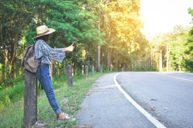 Mutlu Asyalı kız sırt çantası içinde belgili tanımlık yol