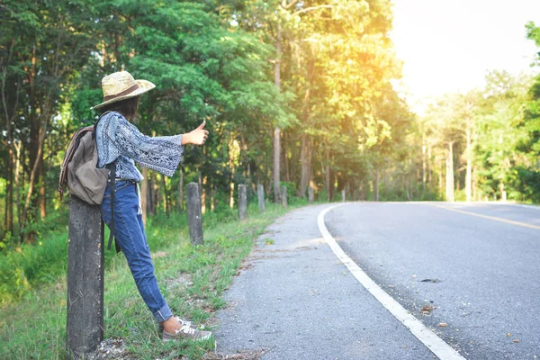 Mutlu Asyalı kız sırt çantası içinde belgili tanımlık yol