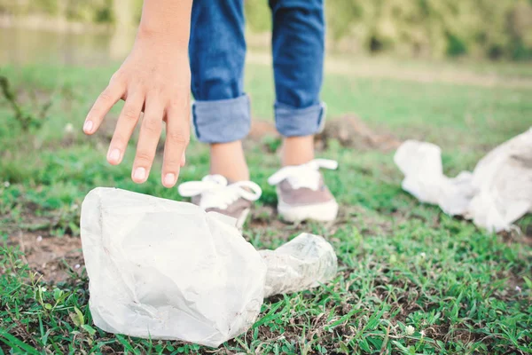 Dziewczyna zbieranie śmieci w parku — Zdjęcie stockowe