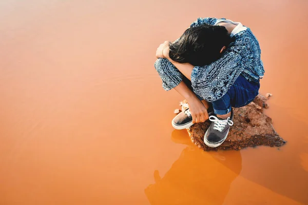 Chica triste sentada y llorando sola — Foto de Stock