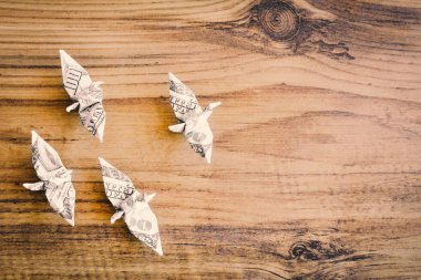 Doları kuşu ahşap masa lider kavramı üzerinde kapatın