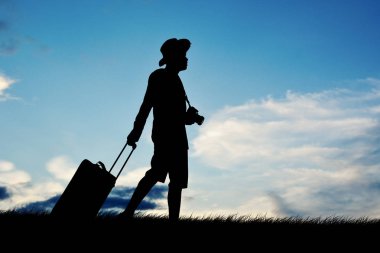 Yürüyen adam seyahat silüeti 