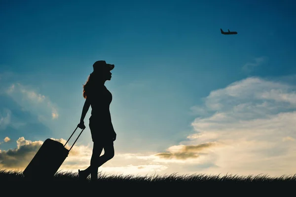 Silhouette de femmes se promènent avec des bagages — Photo