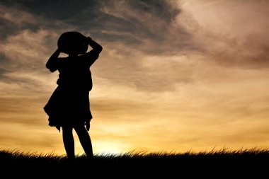 Çocuk sırt çantası gökyüzü günbatımı, silüeti