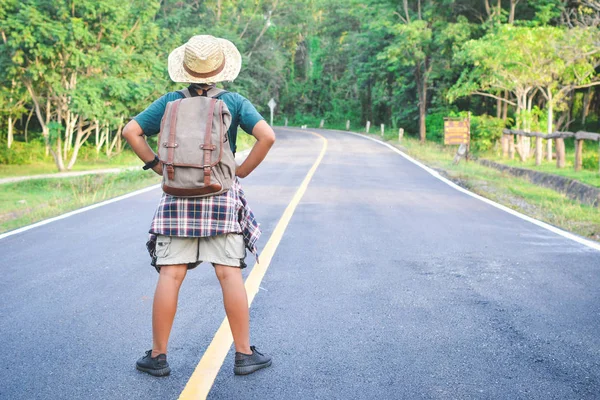 Gelukkig Aziatisch rugzak op de weg en bos achtergrond — Stockfoto