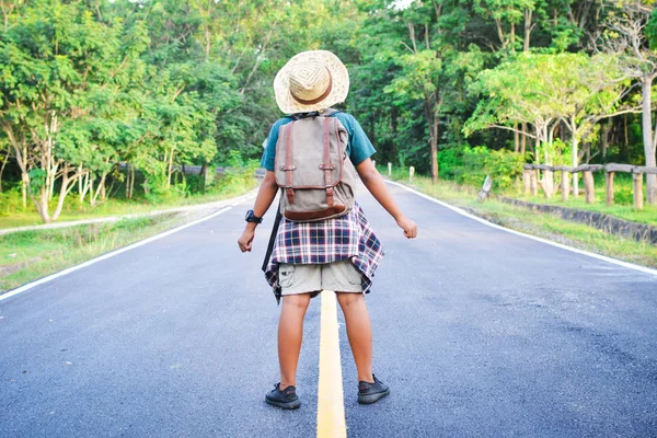 Gelukkig Aziatisch rugzak op de weg en bos achtergrond — Stockfoto