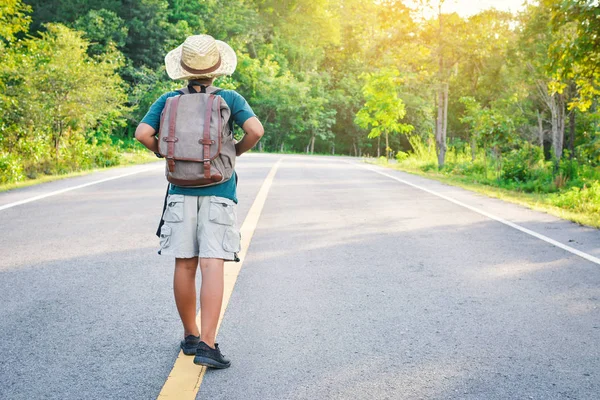 Щасливі азіатських хлопчик рюкзак на дорозі і лісових тлі — стокове фото