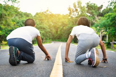 Yolda çalışan çocuk