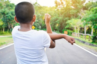 Çocuk yolda çalıştırmadan önce ısınmak