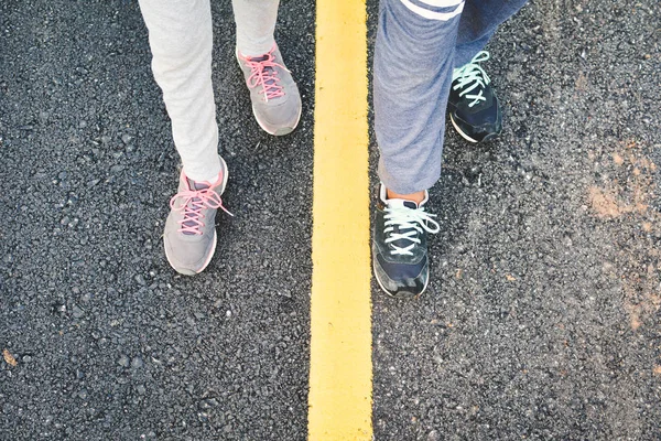 Pies de niña caminando en el camino, ejercicio conceptual — Foto de Stock