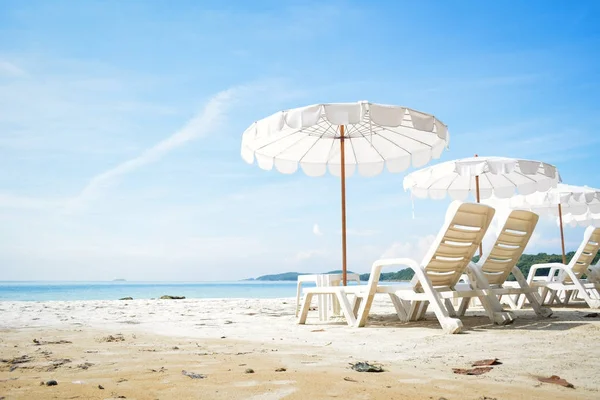 Silla Blanca Con Sombrilla Playa Primera Línea Mar Tiempo Relax —  Fotos de Stock