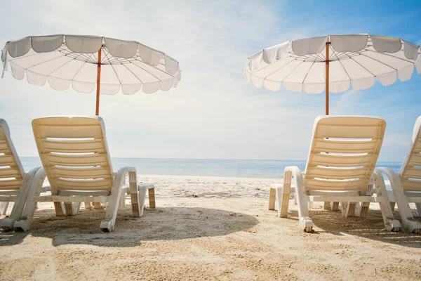 Bílá židle s slunečník na pláži na pobřeží — Stock fotografie