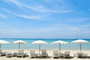 Güneş şemsiyesi Beach ile beyaz sandalye