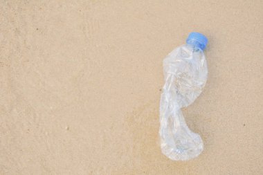 Yakın çekim şişe plastik çöp sahilde