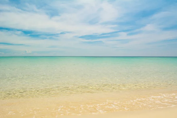 Tropisch strand met duidelijke achtergrond — Stockfoto