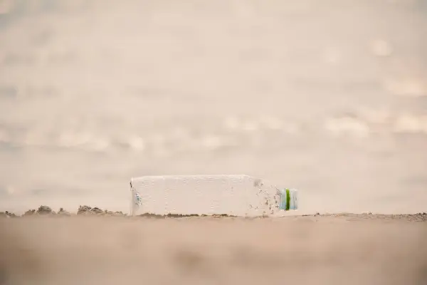 Enfoque suave de la botella de basura de plástico — Foto de Stock