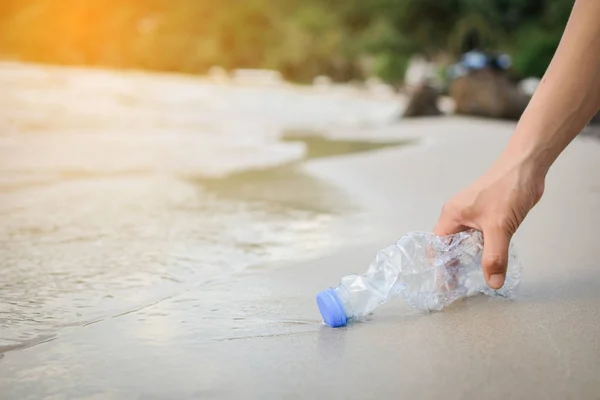 Hand Frau nimmt Plastikflasche auf — Stockfoto