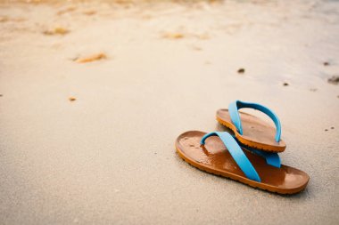 Sahilde mavi sandalet