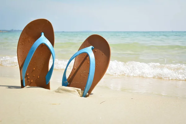 Blauwe sandaal op het strand — Stockfoto