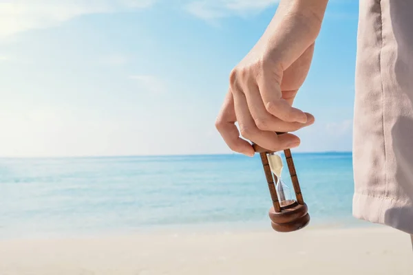 Frauen mit Sanduhr — Stockfoto