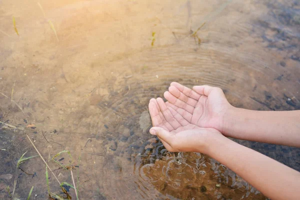 De cerca la mano de la chica y la naturaleza de agua — Foto de Stock