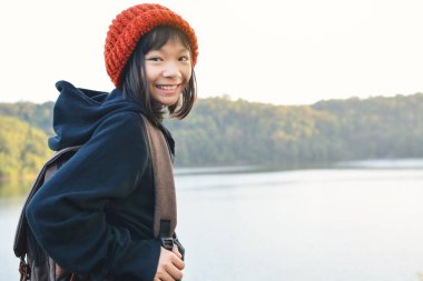 Doğada kış sezonu, tatil kavramı seyahat, seçici ve yumuşak odak, hippi tarzı tonunu Relax zamanında Asyalı kız sırt çantası