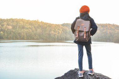 Doğada kış sezonu, tatil kavramı seyahat, seçici ve yumuşak odak, hippi tarzı tonunu Relax zamanında Asyalı kız sırt çantası