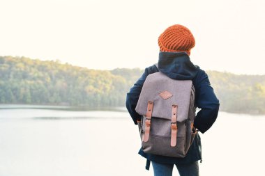 Doğada kış sezonu, tatil kavramı seyahat, seçici ve yumuşak odak, hippi tarzı tonunu Relax zamanında Asyalı kız sırt çantası