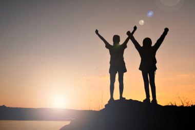 Siluet kadın ve kız backpacker üst Dağı'nda 