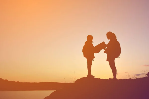 Siluett Kvinna Och Flicka Backpacker Högsta Berget Relax Tidsresor Semester — Stockfoto