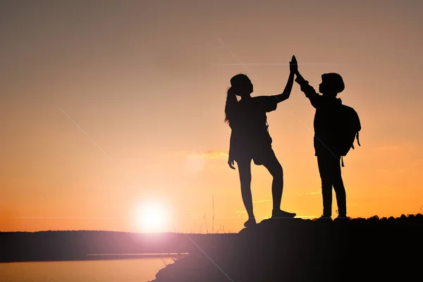 Silhouette Donne Ragazza Zaino Spalla Sulla Cima Della Montagna Relax — Foto Stock