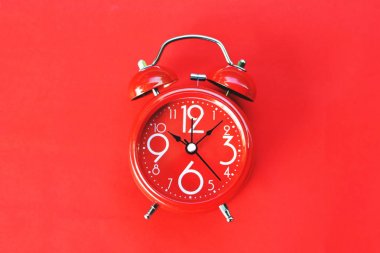 Çalar saat kırmızı zemin üzerine