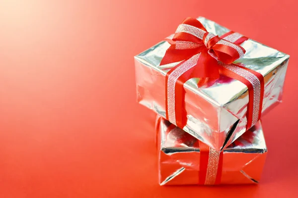 Caja Regalo Sobre Fondo Rojo Para Concepto Navidad —  Fotos de Stock