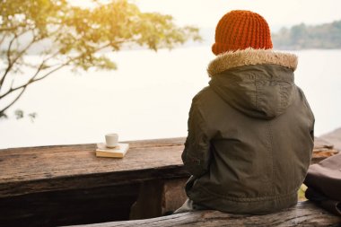 Asyalı çocuk parkı kış sezonu, tatil, seçici ve yumuşak odak, hippi tarzı tonunu Relax zamanında oturan