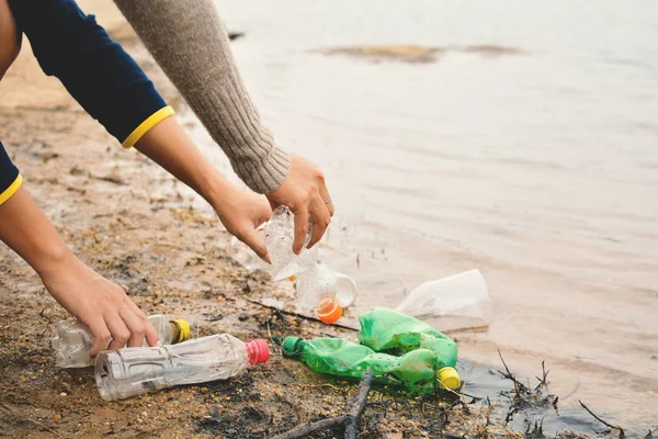 Eli Boş Şişe Plastik Gönüllü Kavramı Toplama Insan — Stok fotoğraf