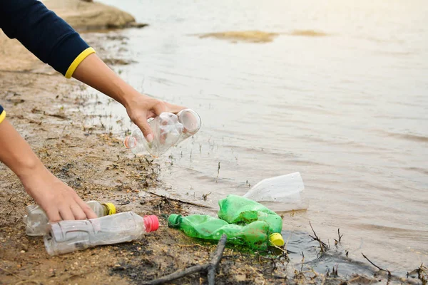 Człowiek Zbierając Puste Butelki Plastikowe Koncepcja Wolontariuszy — Zdjęcie stockowe