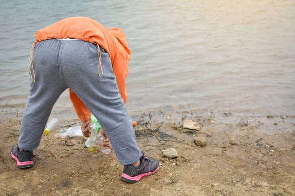 Niño Recogiendo Vacío Botella Plástico Concepto Voluntario — Foto de Stock